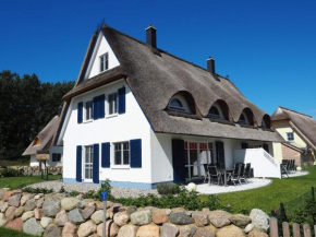 Traumhaft schöne und exklusive Doppelhaushälfte unter Reet, mit Garten, Kaminofen und Sauna an der Ostseeküste, Rerik
